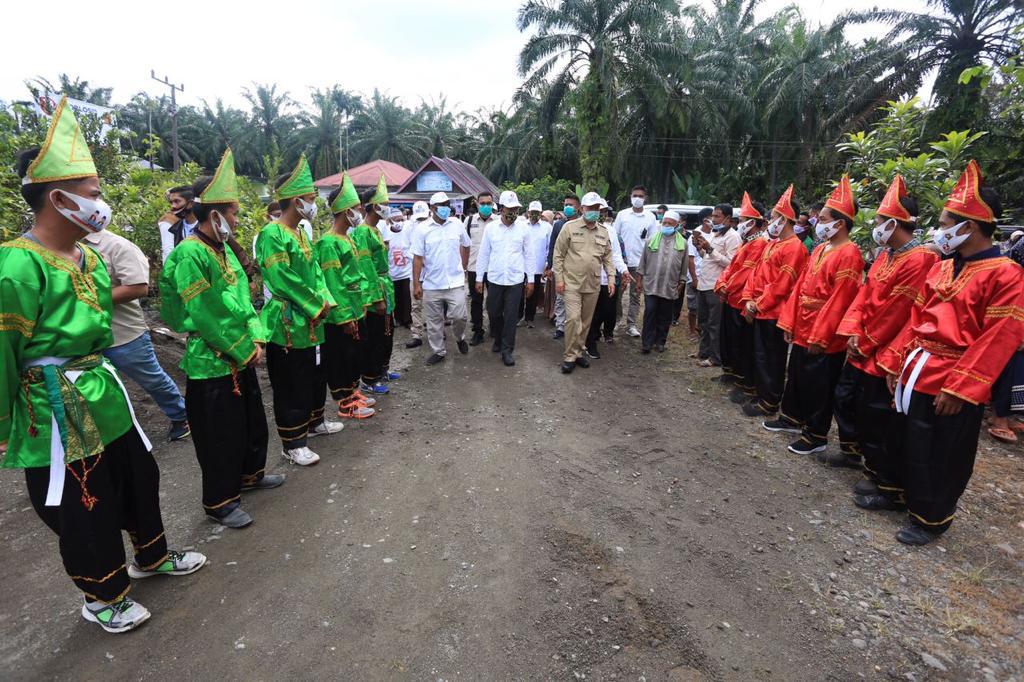 Cagub Nasrul Abit saat bersilaturahmi dengan warga Nagari Ladang Panjang, Kecamatan Tigo Nagari, Pasaman, Senin (16/11)